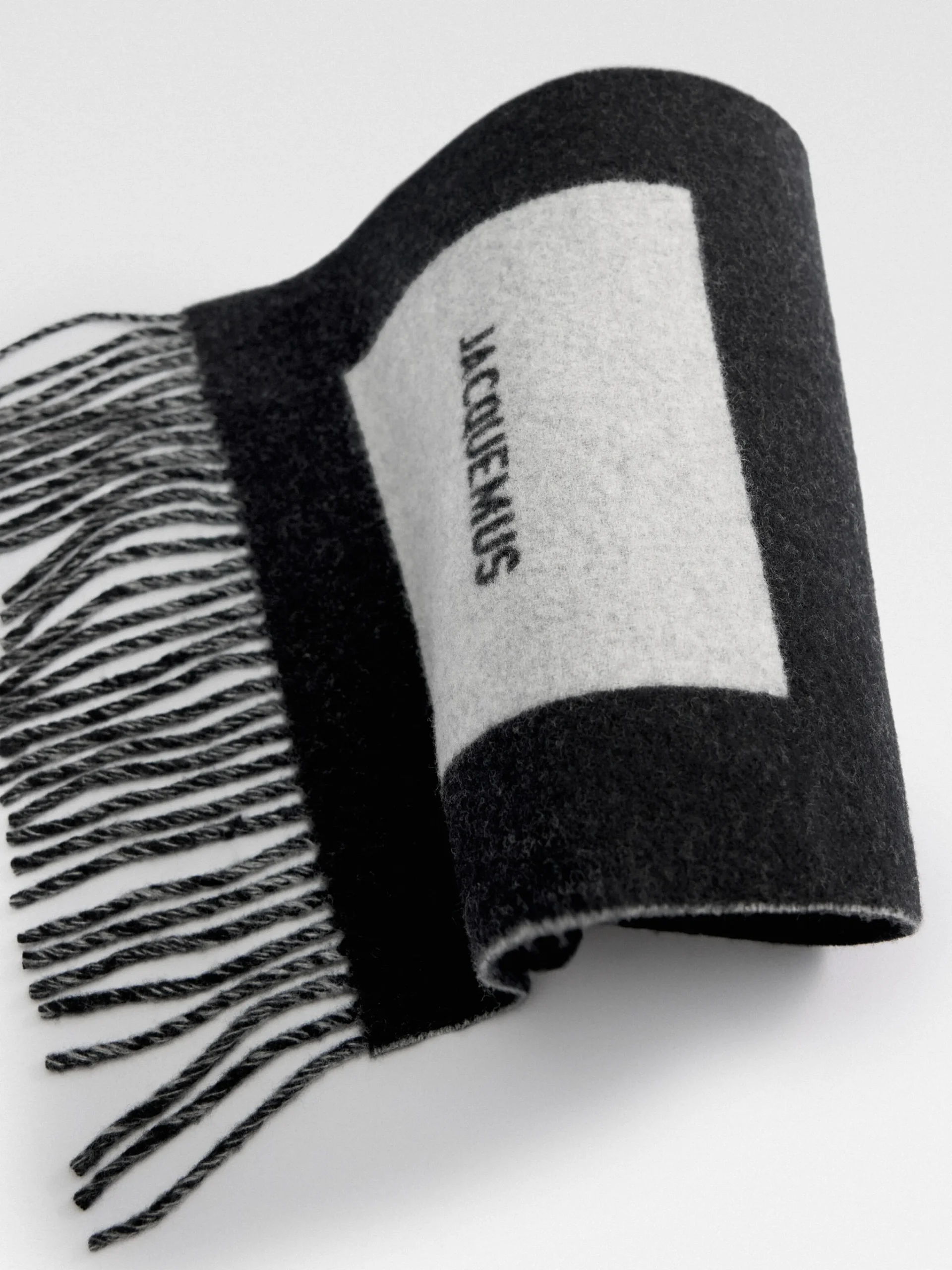 New Jacquemus De Rond Carré sjaal Multi-Black