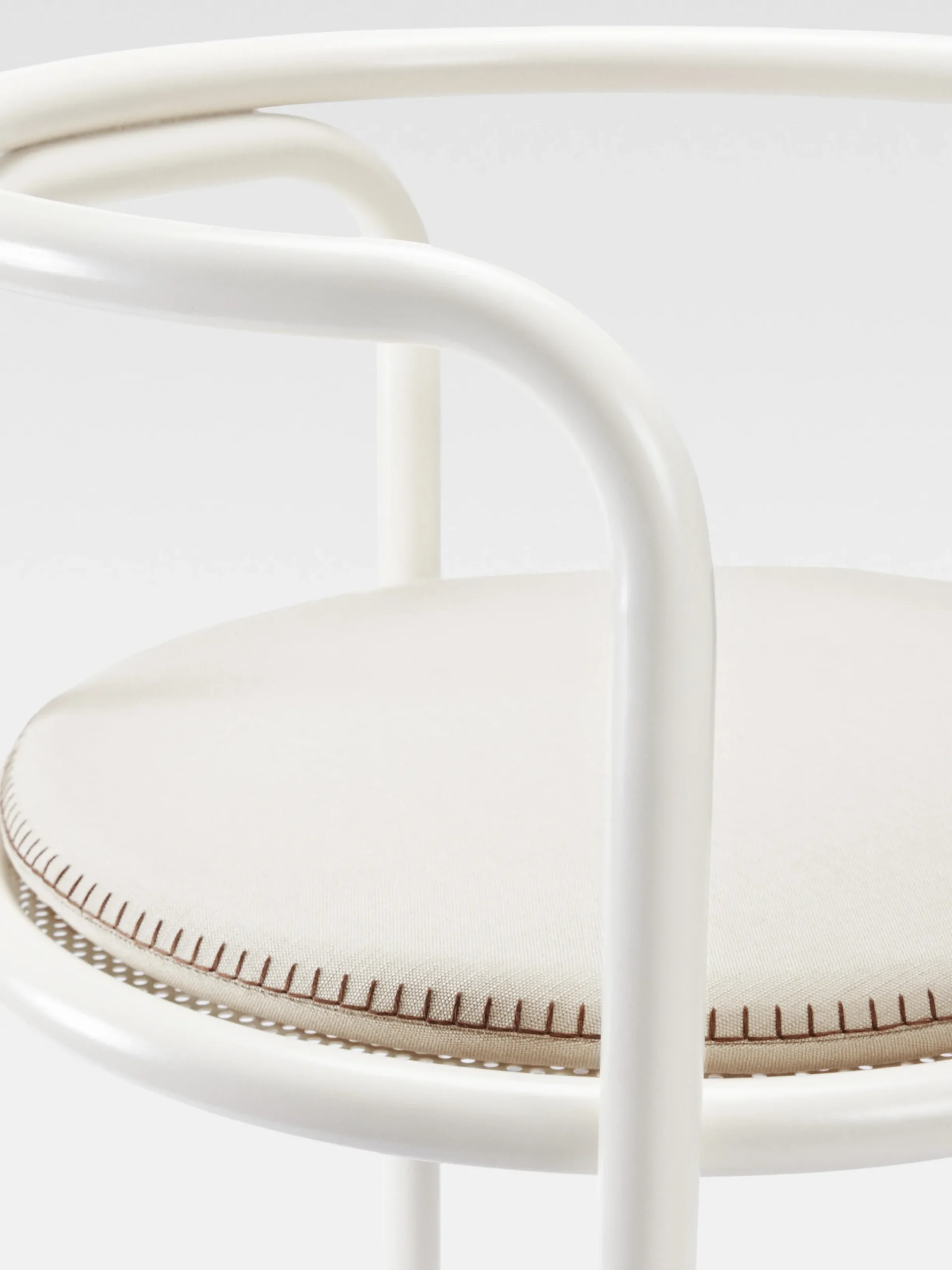 Online Jacquemus Locus Solus stoel Gae Aulenti +Exteta Off-White